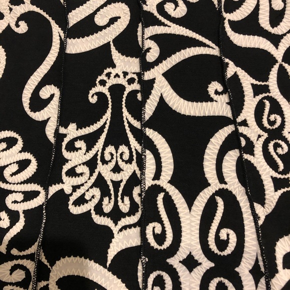 Ricki’s black and white v-neck flared tank NWT - Picture 4 of 8